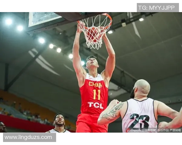 中国篮球队在世界杯预选赛中力克强敌晋级八强 展现出强大实力与团队合作精神